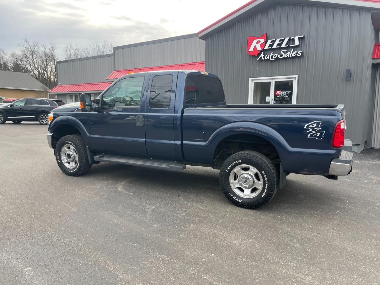 2015 Blue /Gray Ford F-350 SD XLT SuperCab Long Bed 4WD (1FT8X3B68FE) with an 6.2L V8 OHV 16V engine, 6-Speed Automatic transmission, located at 11115 Chardon Rd. , Chardon, OH, 44024, (440) 214-9705, 41.580246, -81.241943 - This 2015 Ford F-350 XLT Supercab 4WD, equipped with a robust 6.2L V8 engine and a 6-speed automatic transmission, offers substantial power and capability, suited for both work and recreational towing needs. It ensures driver comfort with a power driver's seat and power-adjustable pedals, coupled wi - Photo #12